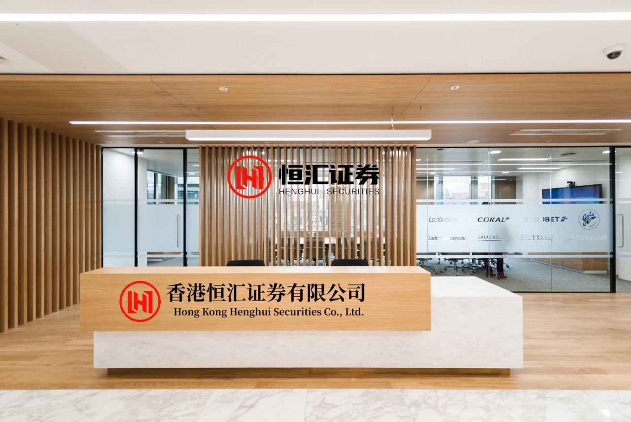 深富配资平台 6套清爽白系穿搭 解锁春日多元风格